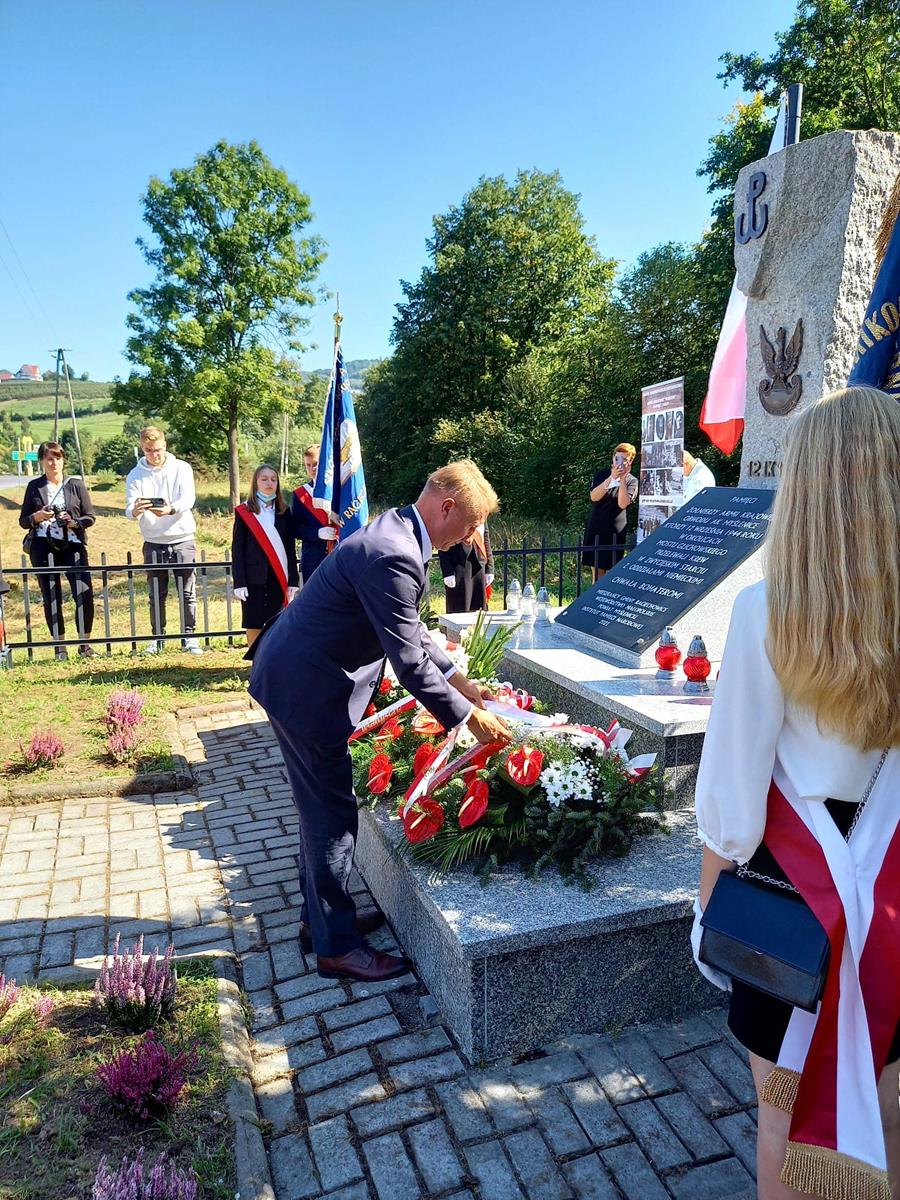 Józef Tomal starosta myślenicki składa kwiaty przy pomniku poświęconym pamięci żołnierzy AK - uczestników bitwy przy Moście Glichowskim