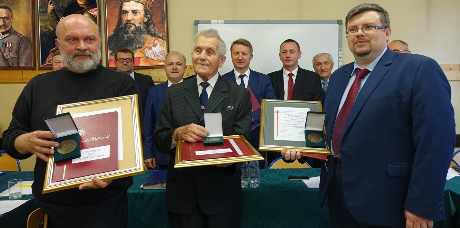 Na pierwszym planie - od lewej:  Jerzy Fedirko, Ludwik Dziewoński, Piotr Sadowski - wyróżnieni Tytułem Honorowym „Zasłużony dla Powiatu Myślenickiego"