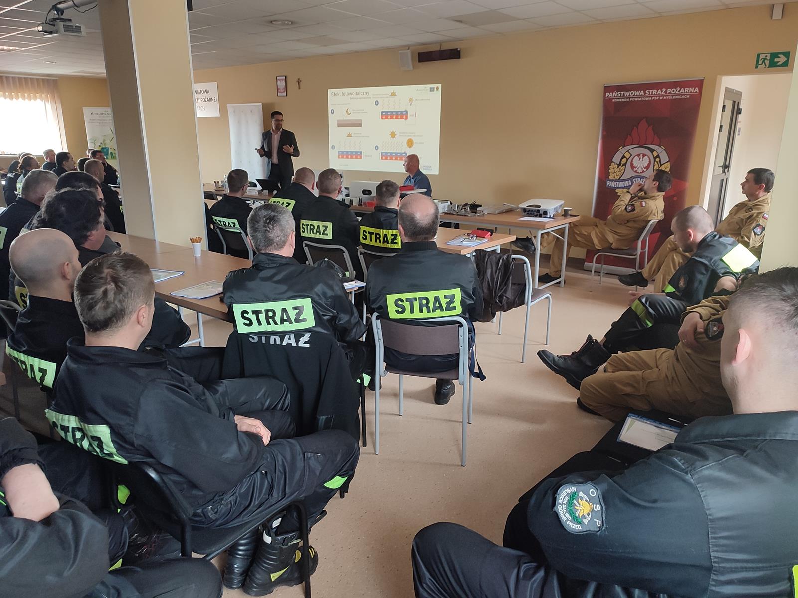 Szkolenie dla strażaków OSP z powiatu myślenickiego na temat interwencji w przypadku pożaru instalacji fotowoltaicznej (PV)